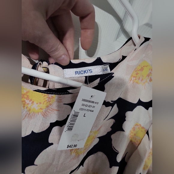 Ricki's floral top - Picture 2 of 3